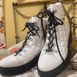EUC💠GUESS Women's Lace-Up Cream Quilted Combat Boots. Size 8.5